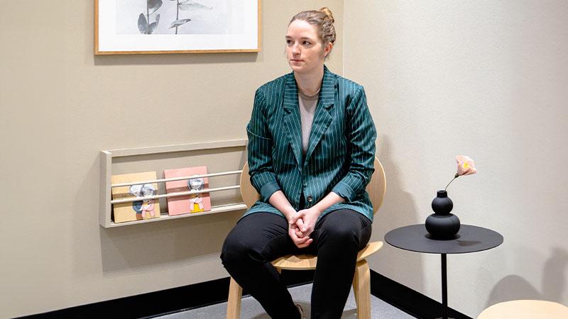 Kvindelig patient der venter på at modtage donorbehandling