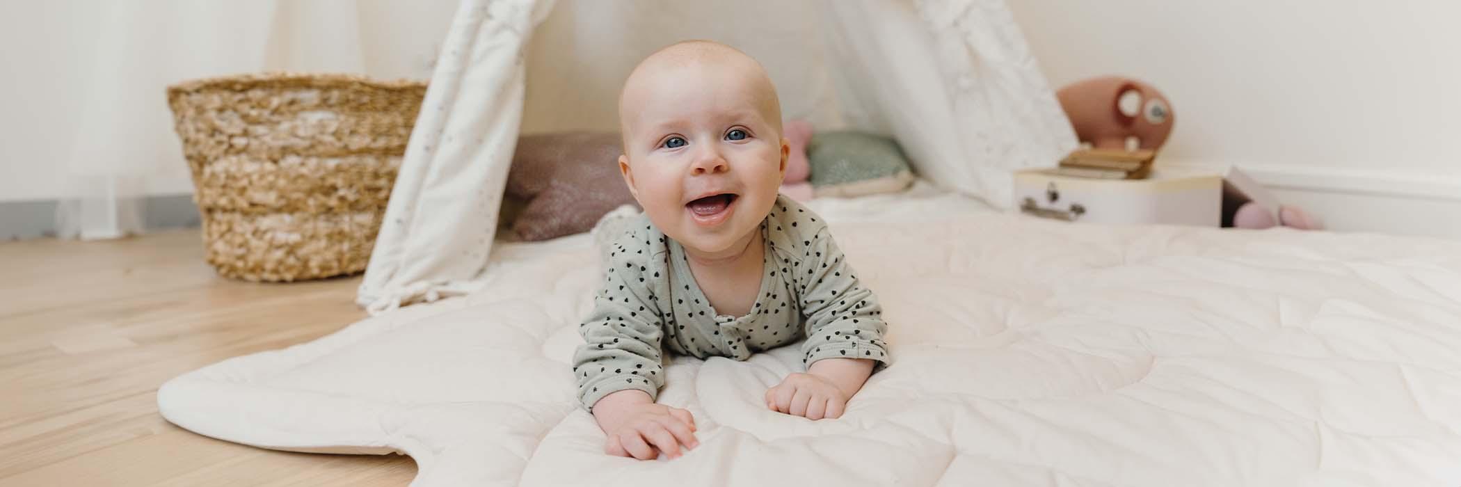 Un enfant conçu grâce à une donneuse d’ovules s’amuse