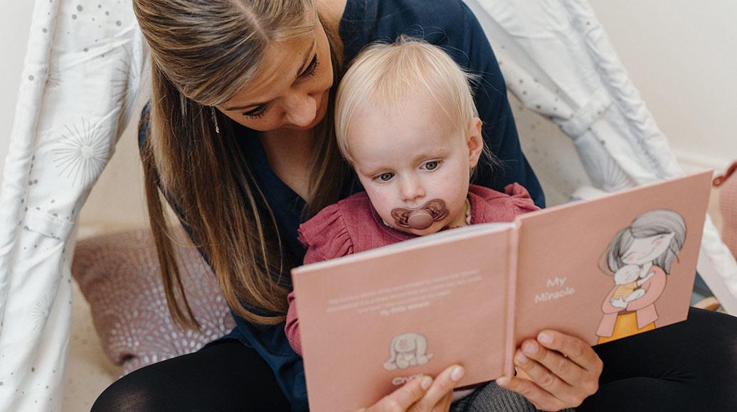 Mor og datter læser bog om donorsædbehandling
